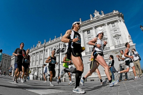 Un grupo de corredores junto al Palacio Real, durante el maratn de Madrid 2011. | Efe