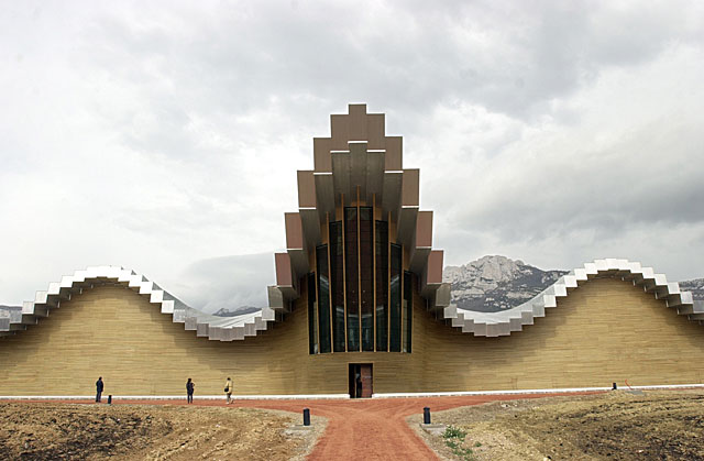 Fachada de las bodegas diseñadas por Calatrava en la Rioja Alavesa. | E.M.
