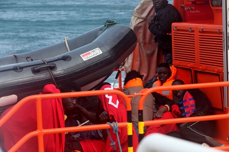 Algunos de los inmigrantes rescatados de las aguas del Estrecho. | Fco. Ledesma