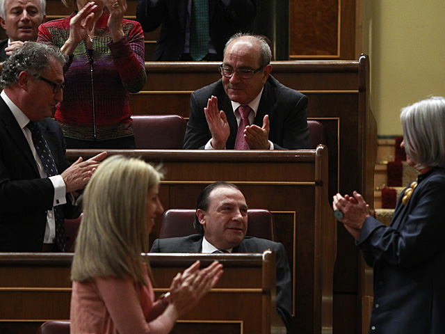 Martínez-Pujalte, recibe el aplauso de sus compañeros en un Pleno del Congreso. | Foto: A. H.