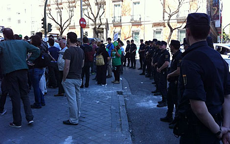 Numeroso despliegue de agentes de la Policía, en la protesta. | J. V.