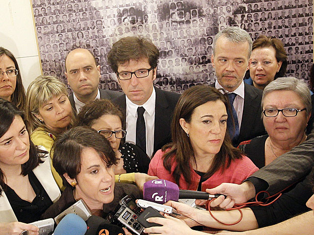 Purificacin Causapi, junto a Soraya Rodrguez, responde a los medios. | Ballesteros / Efe
