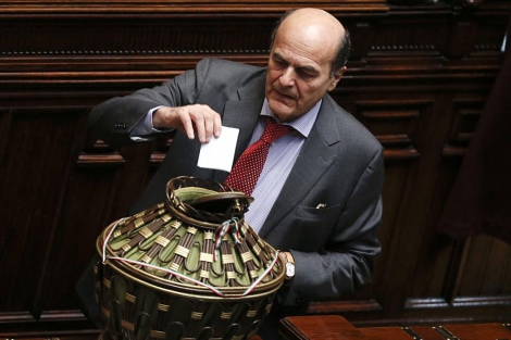 El lder del PD italiano, Pier Luigi Bersani, deposita su voto. | Reuters