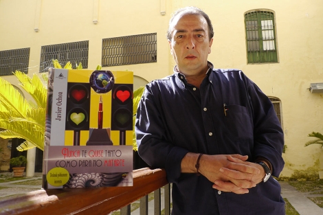 El autor, con su novela, antes del acto celebrado en Jaén. | Manuel Cuevas