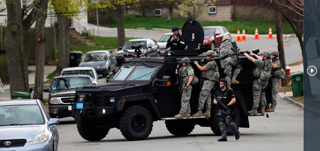 Agentes de polica con equipamiento especial toman posiciones en Watertown. | Reuters
