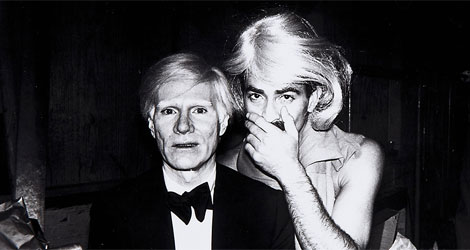 Andy Warhol y el modelo masculino Victor Hugo, en Studio 54.