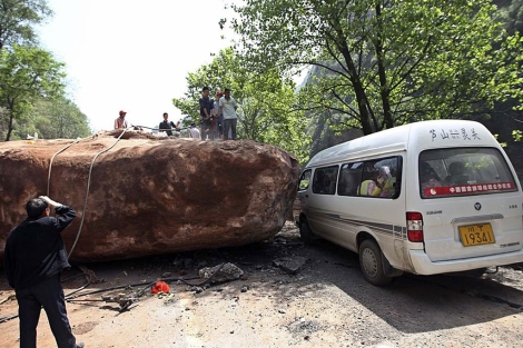 Un enorme bloque de piedra, en una carretera tras el sesmo.| Reuters MS FOTOS