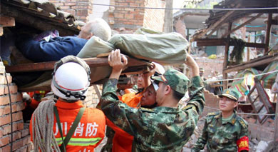 Rescate de un hombre tras el terremoto.| Afp | MS IMGENES