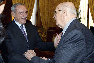 Napolitano (d) es felicitado esta noche por el presidente del Senado. | Quirinale