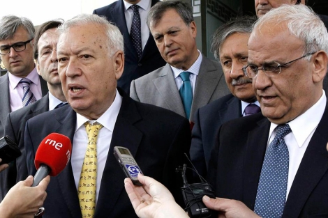 El ministro Margallo junto al responsable de las negociaciones palestino, SaebErekat. | Efe
