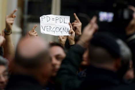 Partidarios de Grillo protestan por la reelección ante el parlamento italiano. | AFP