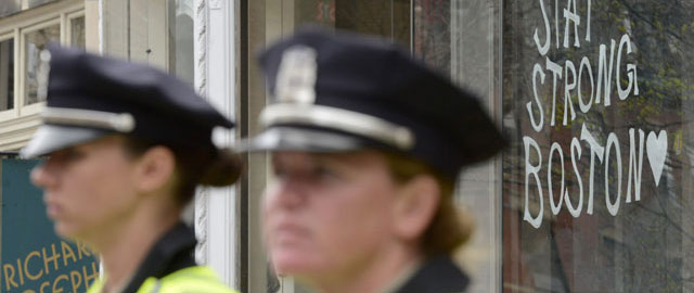 Agentes de polica junto a una tienda con la inscripcin 'S fuerte, Boston'. | Efe/EPA