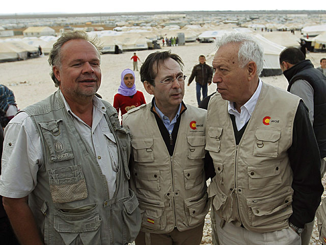 El ministro Margallo junto al secretario de Cooperación, en el campo de refugiados.| Sergio Barrenechea / Efe
