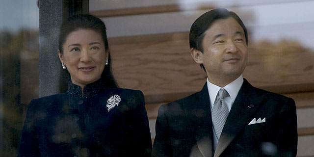 La princesa Masako y su esposo, en el palacio imperial de Tokio en 2010. | Gtres