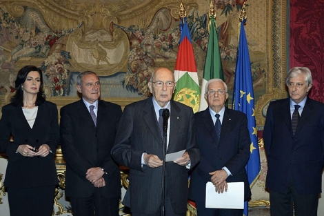 El presidente Napolitano, junto a líderes políticos, en el Quirinale.| Reuters