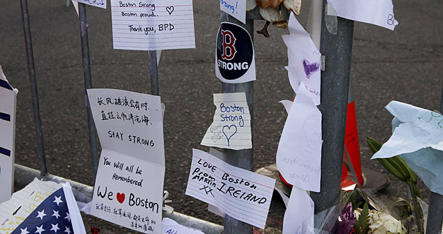 Carteles en recuerdo a las víctimas en Boylston Street, Boston. | Reuters