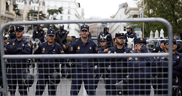 Policas custodiando el Congreso en la primera convocatoria, el pasado 25 de septiembre. | Javier Barbancho