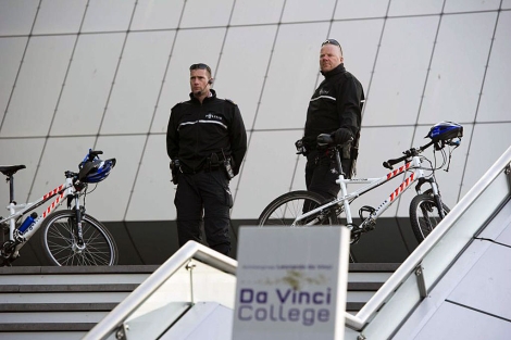 Dos policas custodian el centro Da Vinci College, en la localidad holandesa de Leiden. | Efe
