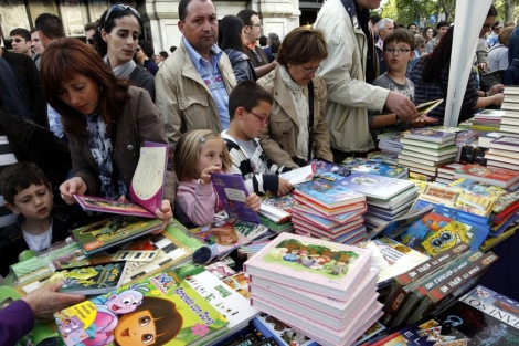 Familias comprando libros en la Rambla. | Antonio Moreno