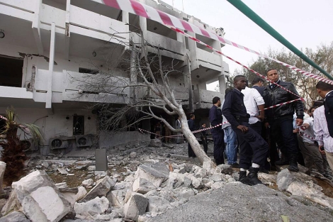Fachada de la embajada gala en Trípoli tras el atentado. | Reuters