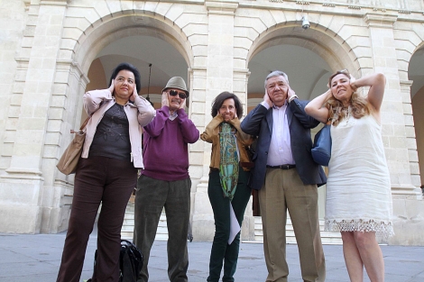Miembros de la plataforma contra el ruido, ante el Ayuntamiento. | C. Mrquez