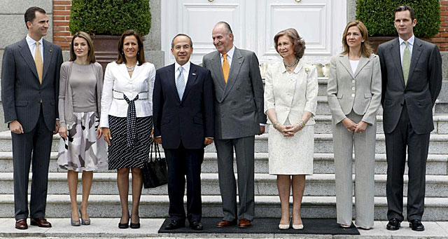 El entoces presidente de México, Felipe Calderón, con los Reyes, los Príncipes y los duques de Palma en 2008. | Efe