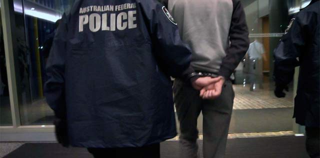 Policas australianos trasladan al detenido. | Efe