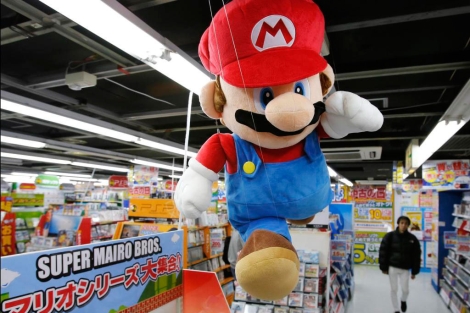Un Mario gigante en una tienda de Tokio.| Reuters