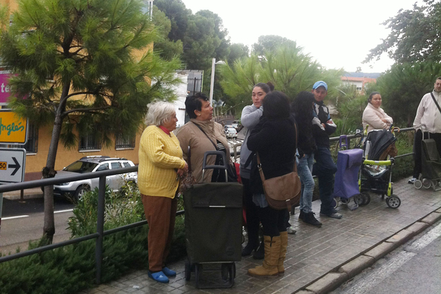 Cientos de jienenses hacen cola ante un centro de Cáritas. | Manuel Cuevas