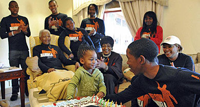 Nelson Mandela celebra uno de sus cumpleaos junto a su familia. | Efe
