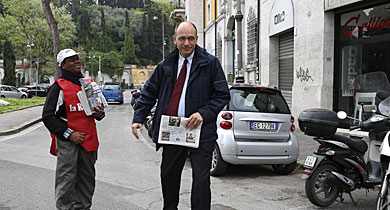 Letta compra el peridico tras salir de su hogar en Roma. | Reuters