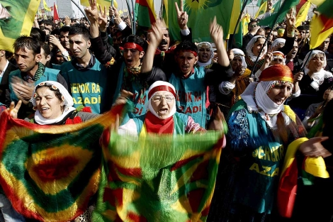Kurdos de Diyarbakir (Turqua) celebran la peticin de desarme de Ocalan. | Efe