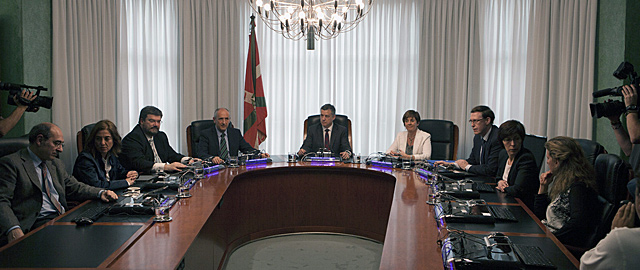 El Lehendakari junto a los consejeros durante la reunin extraordinaria sobre los Presupuestos vascos.