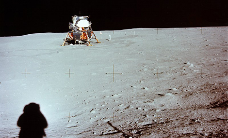 La sombra de Neil Armstrong, ante el mdulo lunar. | NASA