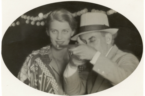 Lee Miller y Man Ray, en la galería de tiro de París (1930, autor desconocido). | © Lee Miller Archives, Inglaterra 2013. Todos los derechos reservados.