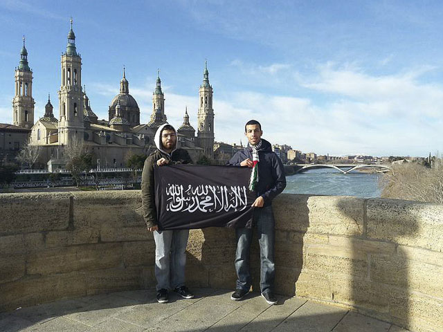 Nouh Mediouni (derecha) posa frente a la baslica del Pilar en una imagen que comparti en la redes sociales. | El Mundo