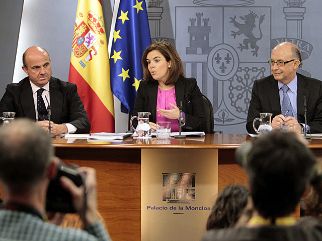 Soraya Sáenz de Santamaría, junto a Luis de Guindos y Cristóbal Montoro en la rueda de prensa | Foto: Ángel Díaz