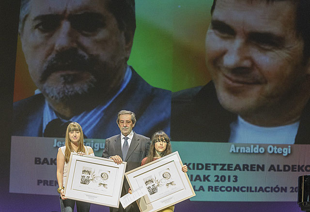 Las hijas de Arnaldo Otegi y de Jesn Egiguren recogen el premio. |Patxi Corral