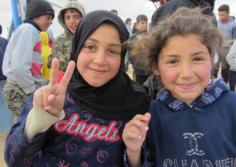 Nur (con velo), tiene 12 años y lleva dos meses en Zaatari. Posa con otra niña. | R. M.
