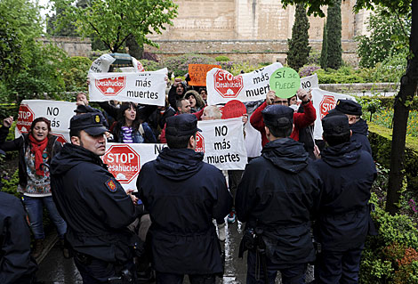 Un grupo de personas protesta a la llegada de Rajoy. | EL MUNDO