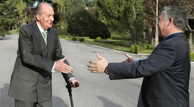 Don Juan Carlos saluda al rey de Jordania. | ngel Daz / Efe
