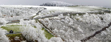Nieve en una zona montaosa de Lugo este domingo. | Efe