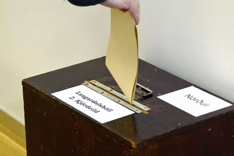 Un islandés introduce su voto en una urna.| Afp