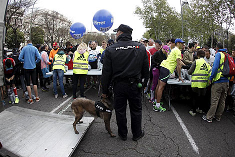 La Polica registra con perros las pertenencias de los deportistas. | A. Di Lolli