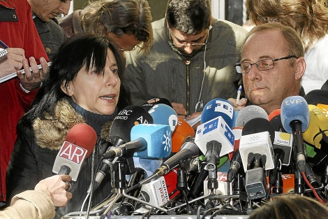 Eva Casanueva y Antonio del Castillo, delante de los medios. | Conchitina