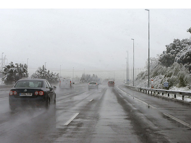 La carretera de Madrid ayer, donde la nieve oblig a extremar la precaucin y prohibir la circulacin de camiones. | J.C Hidalgo/ Efe