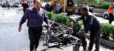 Imagen de como ha quedado el coche tras el atentado. | Afp