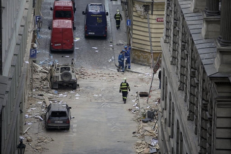 Destrozos ocasionados por la explosin en el centro de Praga. | Efe  VEA MS IMGENES
