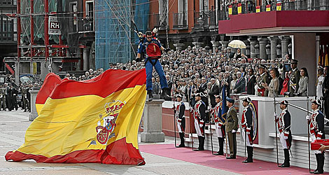 Paracaidistas en la celebración del año pasado del Día de las Fuerzas Armadas en Valladolid.