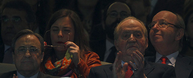 Don Juan Carlos, junto a Florentino Prez, en el palco del Santiago Bernabu. | Javier Barbancho